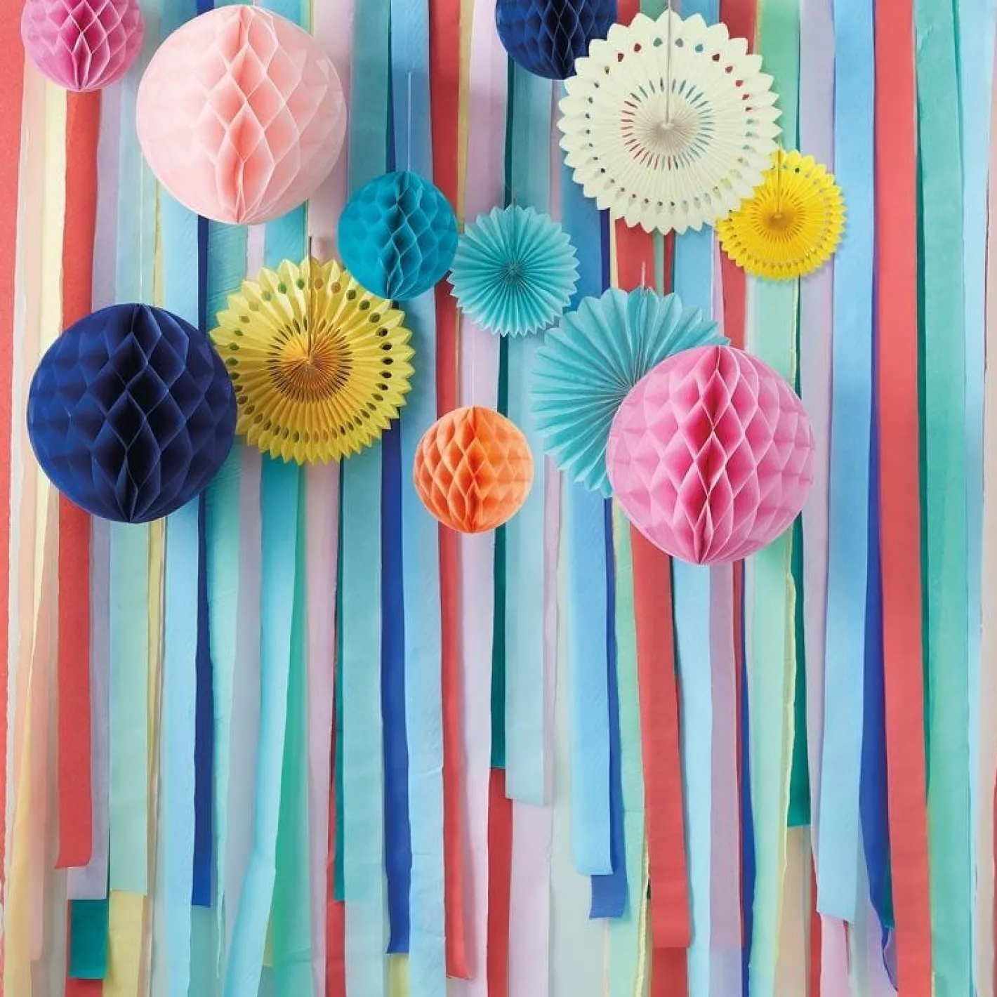 Multicoloured Streamer Backdrop With Honeycombs & Fans<Party Delights Discount