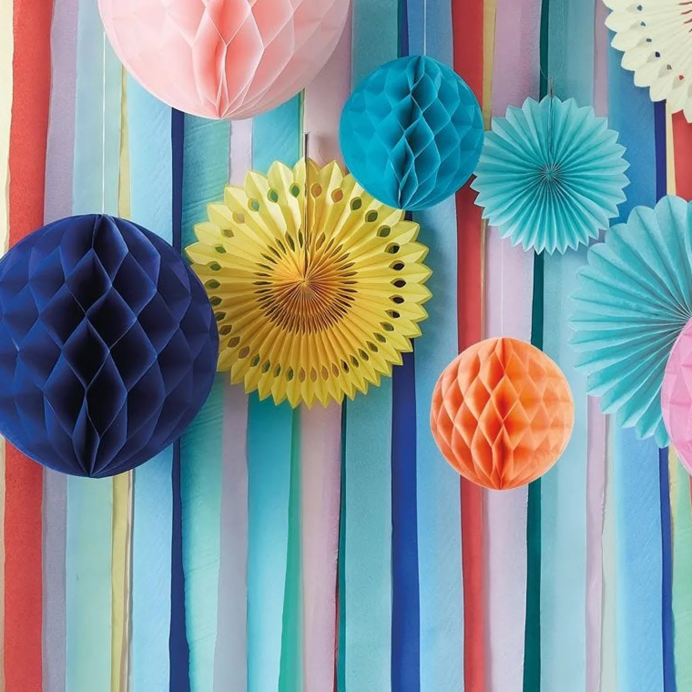 Multicoloured Streamer Backdrop With Honeycombs & Fans<Party Delights Discount