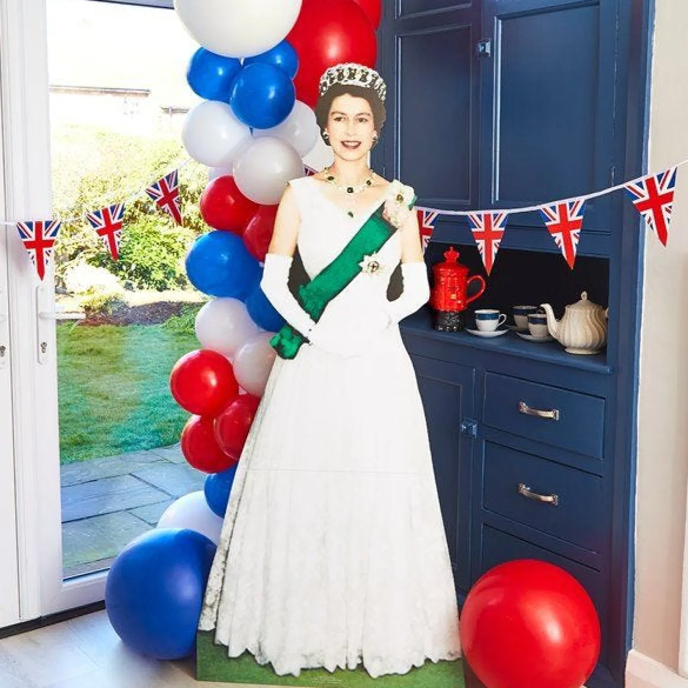 Queen Elizabeth 1954 Coronation Carboard Cutout - 181Cm X 74Cm<Party Delights Online